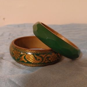 🍀VTG 1950's Lucite bangles 2pc. (041023C)